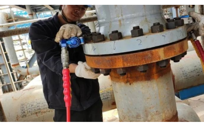 冶金余热回收设备螺栓安装预紧选用KWZK大发体育在线注册,大发体育（中国）液压力矩扳手