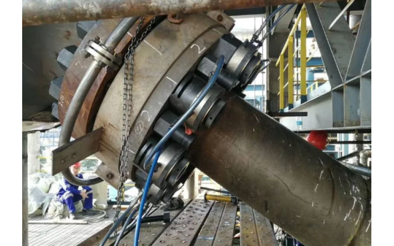 化肥氨合成塔顶盖螺栓预紧客户选用大发体育在线注册,大发体育（中国）KWZK液压螺栓拉伸器